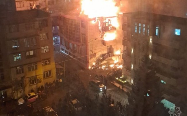 Bakı şəhəri, Binəqədi rayonu, Süleyman Sani Axundov küçəsində obyektdə yanğın başlayıb.