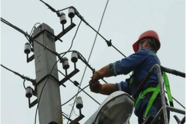 Elektrik dirəyi aşdı, "Azərişıq" işçisi yıxılıb öldü.