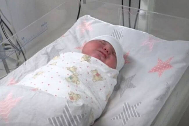 60 yaşlı qadın ilk dəfə ana olub